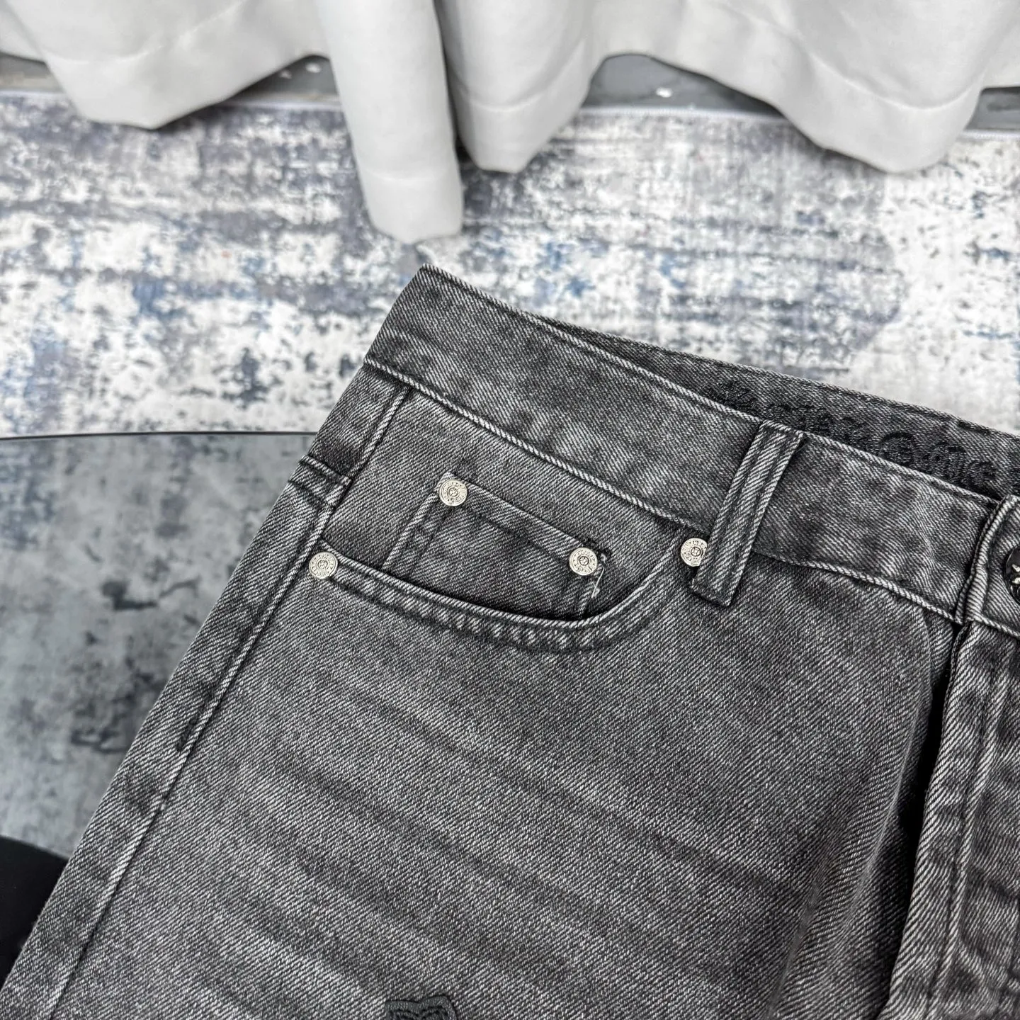 P280 Chrome Hearts city-limited flame black and white leather jeans need to be washed after the finished product is disassembled and hand-made with sheepskin cross leather and then spliced ​​together. The whole piece has too many craftsmanship to explain. The cabinet price is 34W+, the patchwork is decorated with cross flowers, and the high-waisted washed jeans! ! Absolutely high-end luxury products, 8W+ level god-level single products, super popular products, made with top heavy industry, a magic weapon that cannot be missed. About Kroxin This is an extremely luxurious fashion brand, which can also be called the aristocrats of the high street. It has always been an exclusive brand for some hipsters or rich second generation. Compared with ordinary high streets, it is more luxurious and noble. Compared with luxury brands, it has a more fashionable personality and has always been a brand that I have a special liking for. Size: 28 30 32 34 (corresponds to S-XL) Size chart: 28 Waist 76 Pants length 104 Hips 98 30 Waist 80 Pants length 105 Hips 102 32 Waist 84 Pants length 106 Hips 106 34 Waist 88 Pants length 107 Hips 110